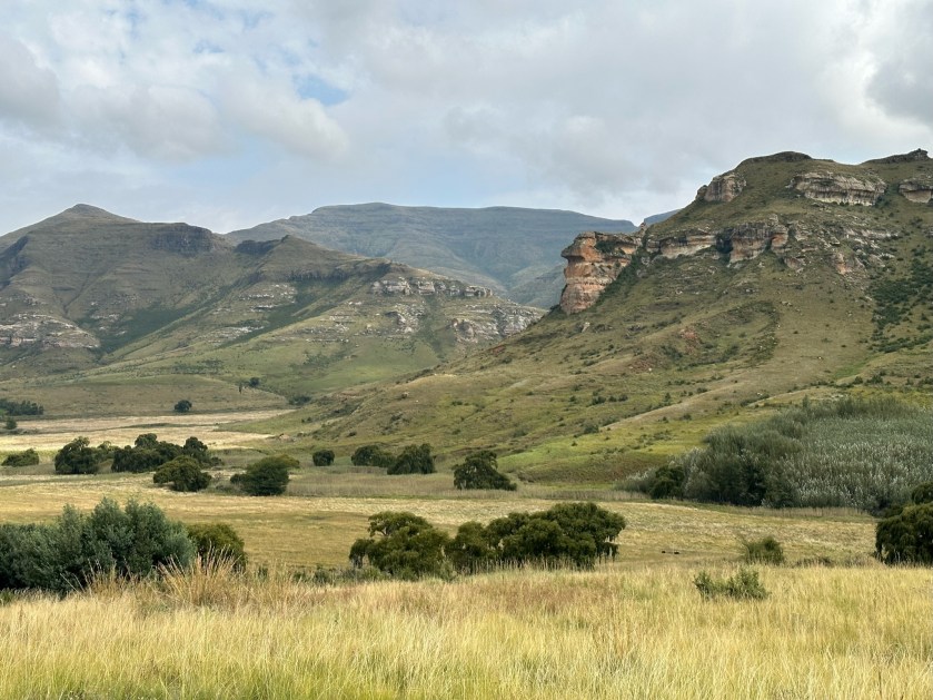 Dynasty Red Mountains: uitstekende rots in berglandschap. 
