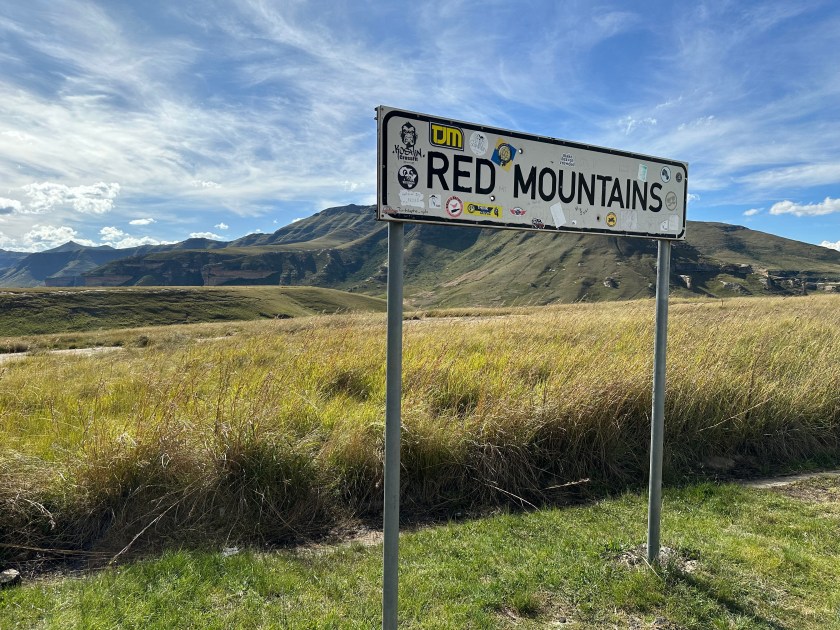 Dynasty Red Mountains: plaatsnaambord in natuur. 