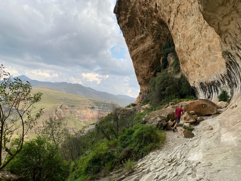 Jogger onder de rotsen van Woodehouse Peak.