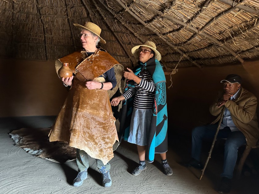 Basotho Cultural Village: toeriste wordt aangekleed met Basotho kledij. 