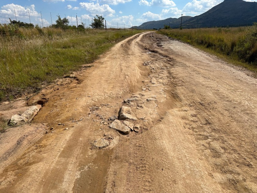 Thabazimbi road to Kololo: grindweg met diepe putten.