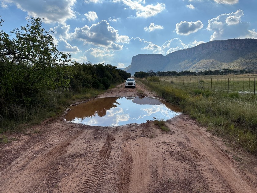 Thabazimbi road to Kololo: grote plas in midden van grindweg. 