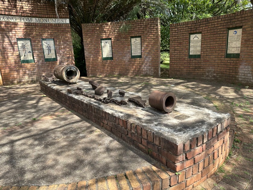 Long Tom brokstukken op gemetste sokkel. 