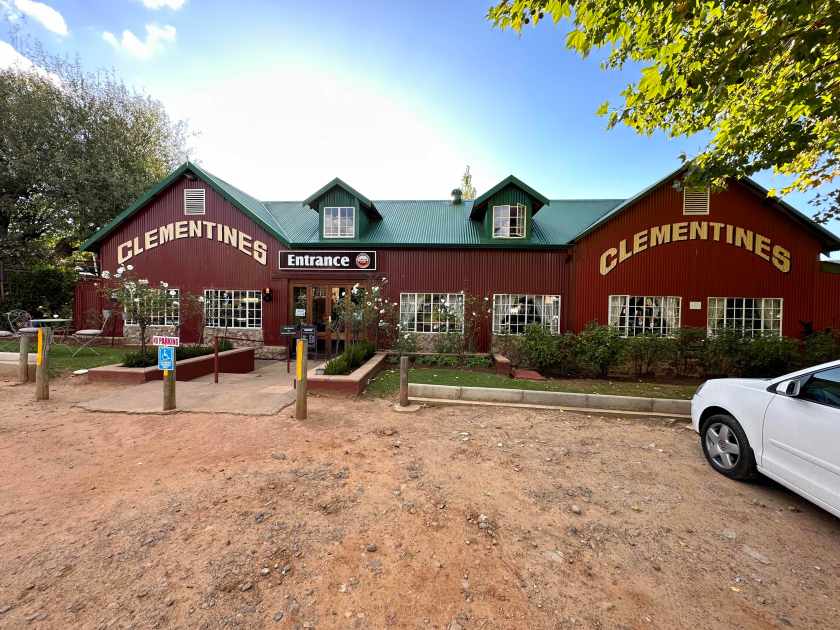 Golden Gate Highlands NP: roodbruin huis in Clarens. 
