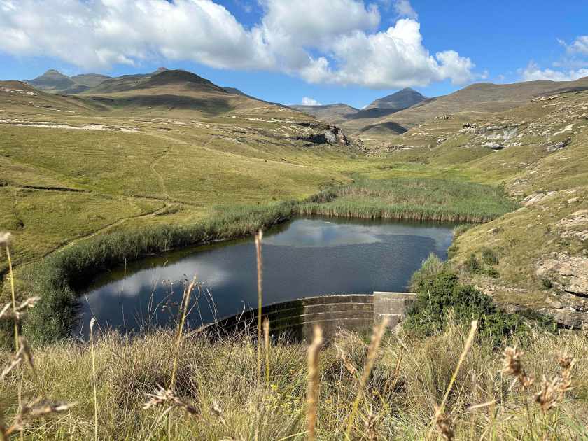 Langtoon dam: water in valleitje. 