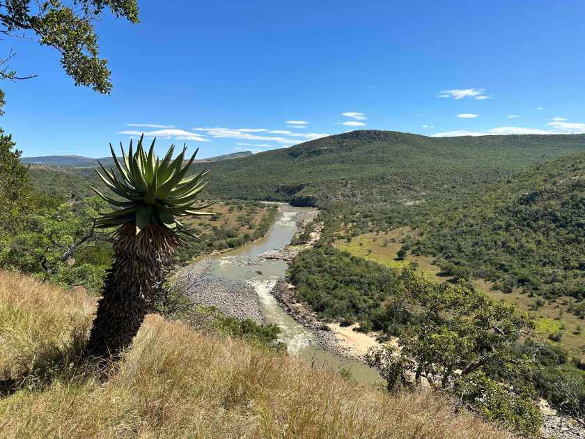 Panorama met rivier in de diepte. 