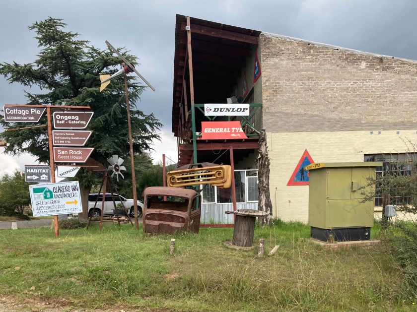 Clarens: wegwijzer en autowrak. 