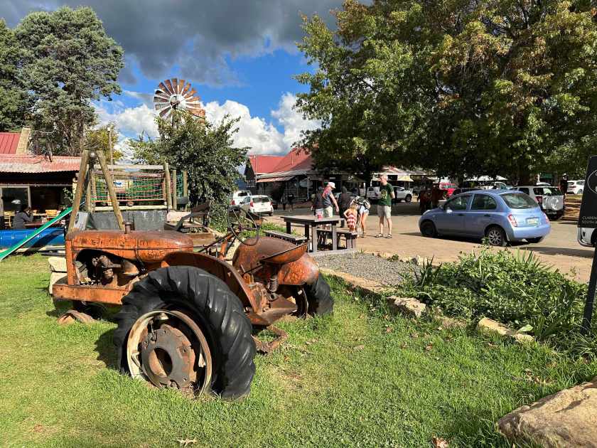 Golden Gate Highlands NP: oude tractor op grasveld. 