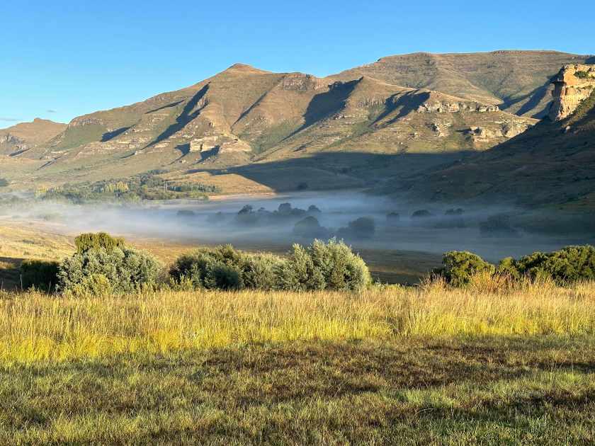 Dynasty Red Mountain Ranch: mistsluier in vallei tussen bergen.