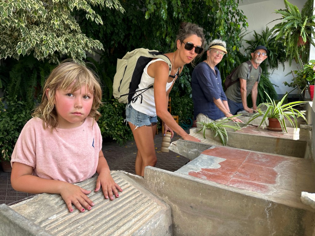 Vier toeristen bootsen wassen in publieke wasplaats na. 