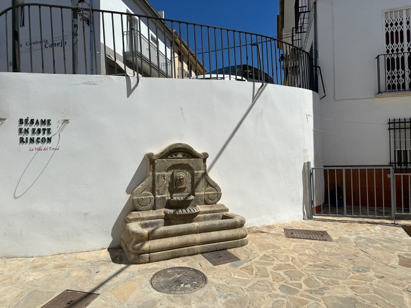 Villanueva de la Concepción: bronnetje uit muur.