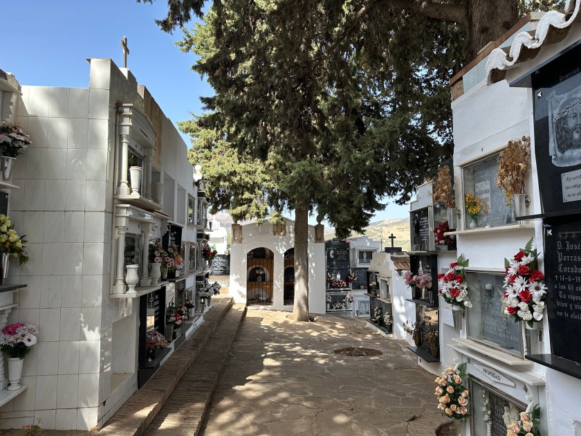 Kerkhof Villanueva de le Concepción: drie verdiepingen witte graven boven elkaar.