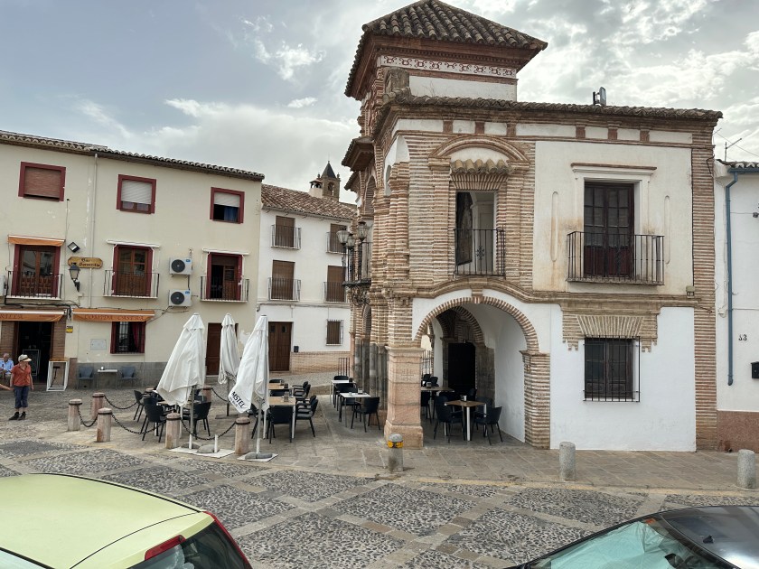 Antequerra - Plaza Portichuelo:: wit-bruin hoekhuis (bar).