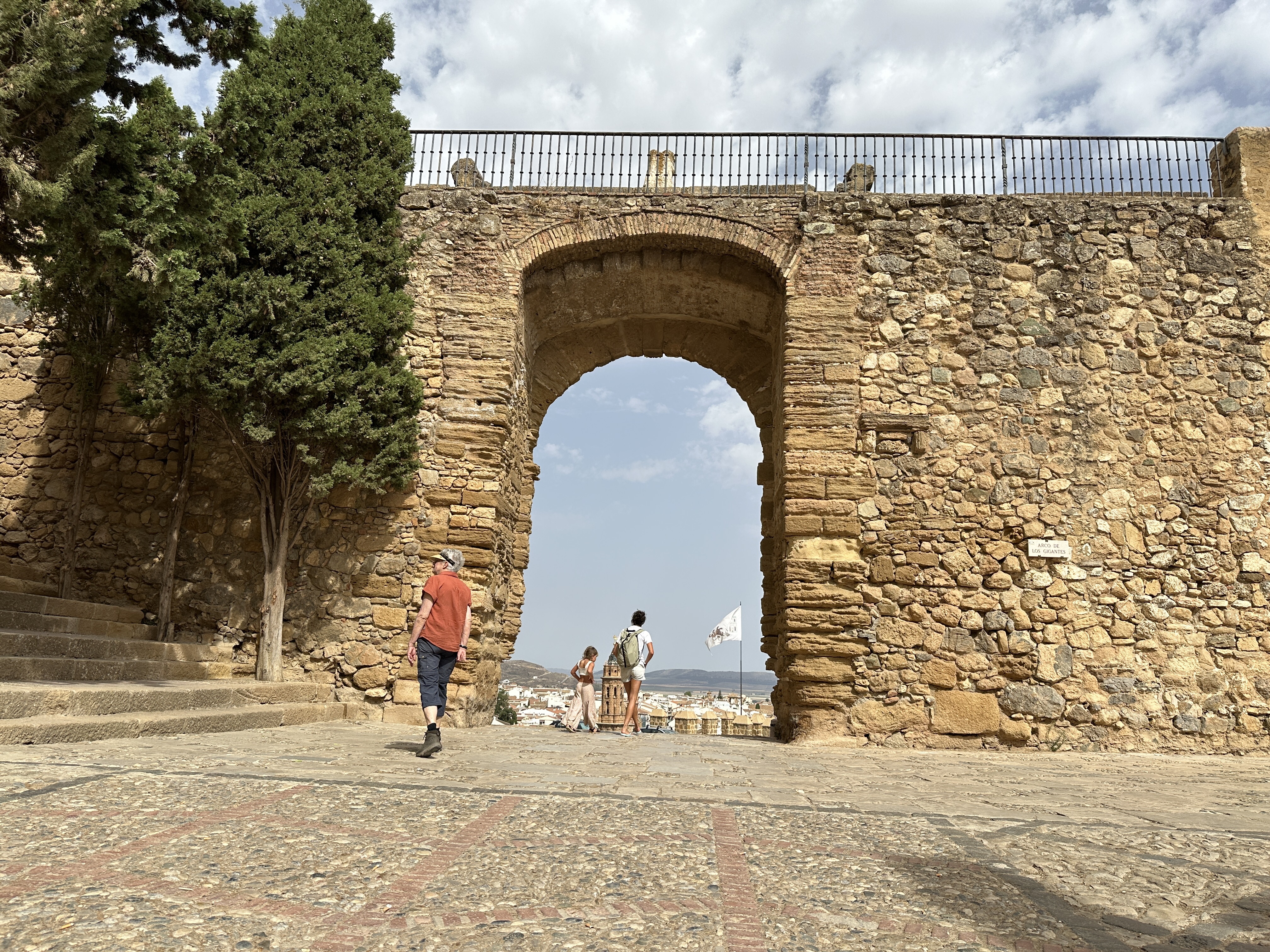 Arco de los Gigantes: hoge boog in stadsmuur. 