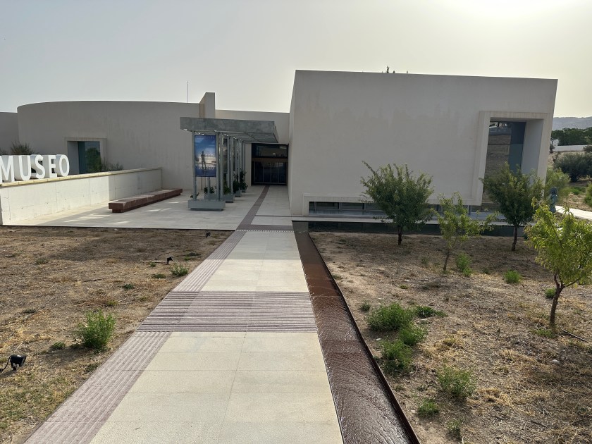 Museum Dolmen Antequerra: modern wit gebouw. 