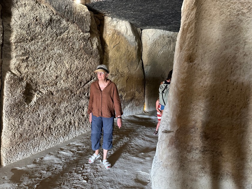In de dolmen van Antequerra: toeriste in ondergrondse toegangsweg. 