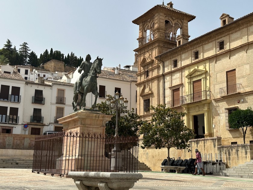 Plaza Coso Viejo in Antequera: ruiterstandbeeld voor kerk. 