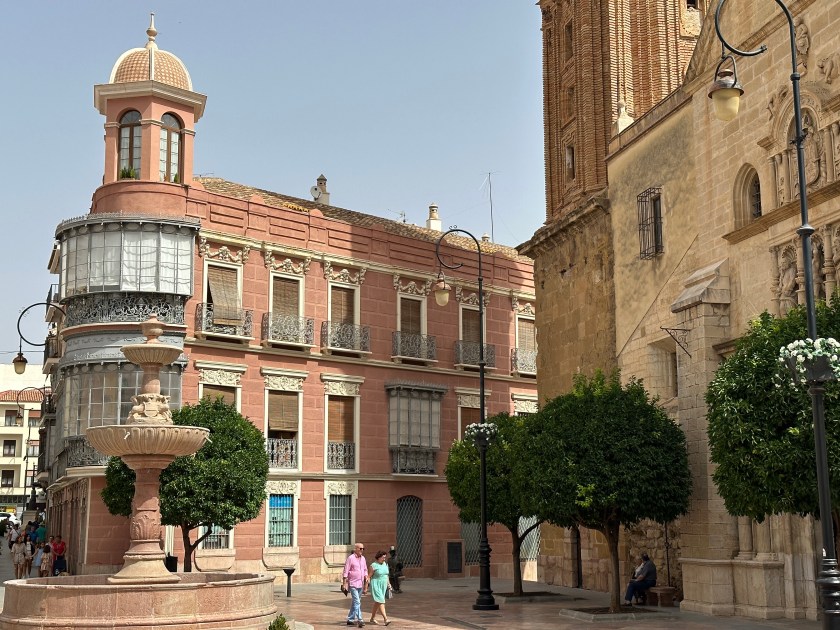 Parroquia San Sebastián: rozerood gebouw. 