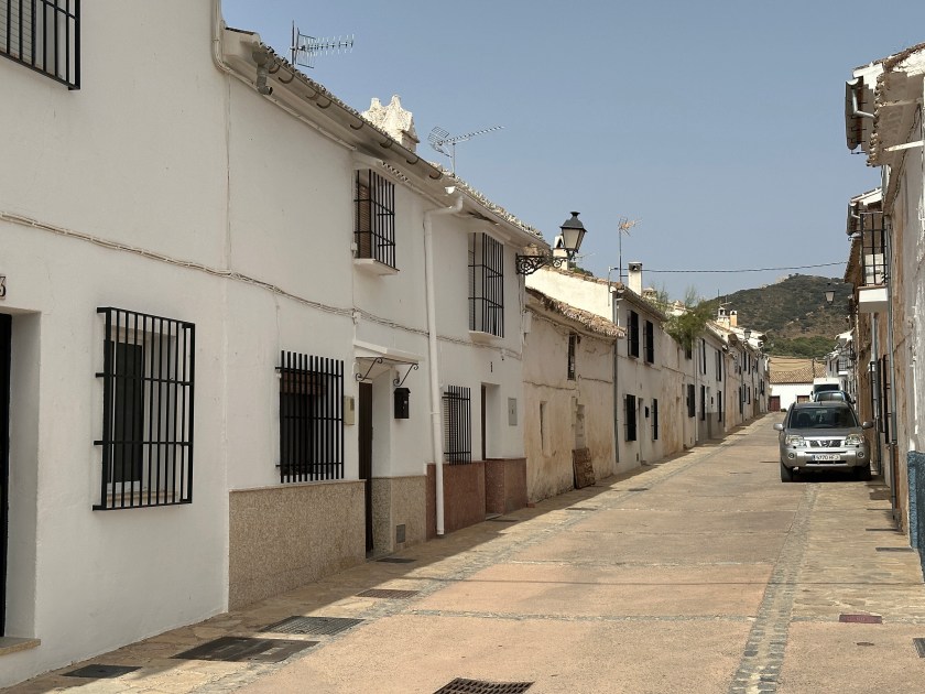 Villanueva de Cauche: straat met witte huizen. 