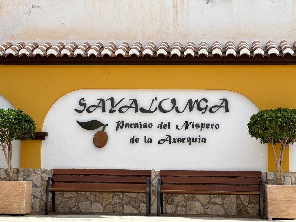 Sayalonga welkom bord op gevel. 