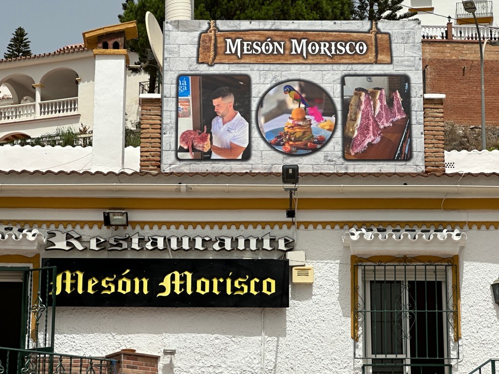 Restaurant Mesón Morisco: gevel met publiciteit van gerechten. 