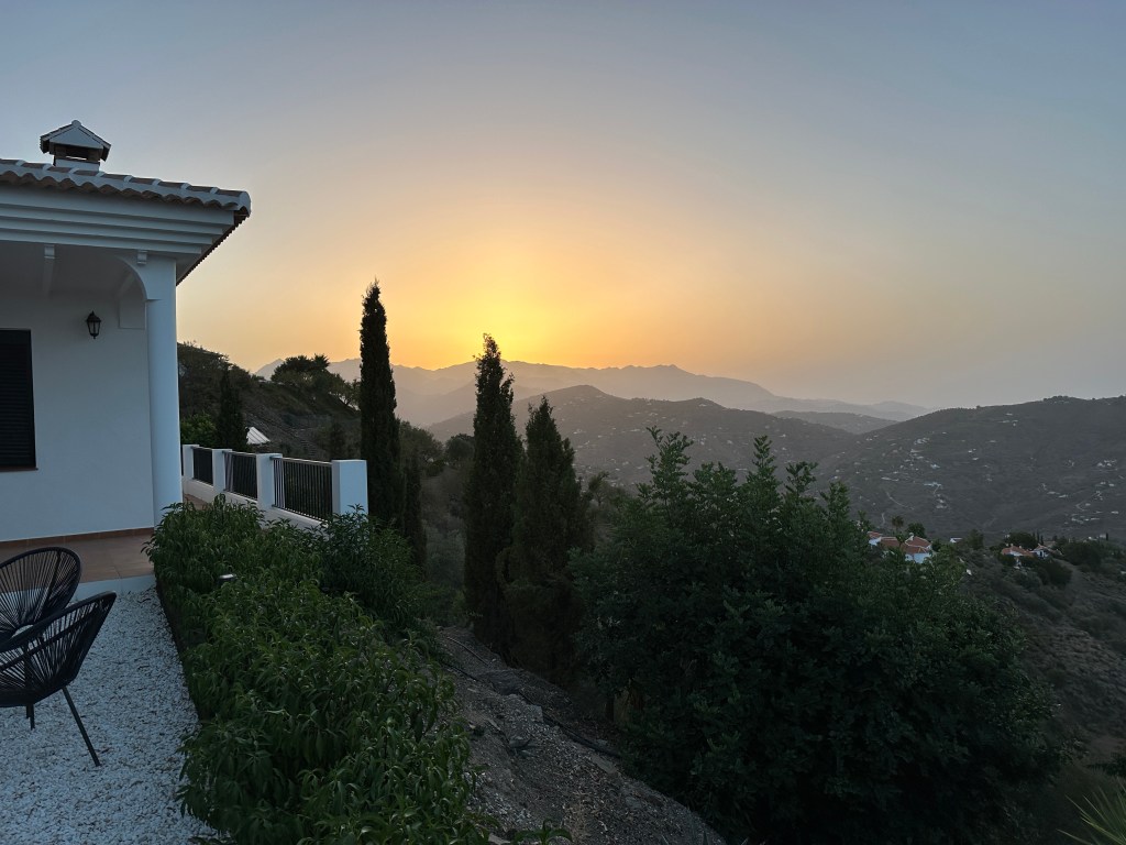 Zonsopgang over de bergen in Casa Soleada.
