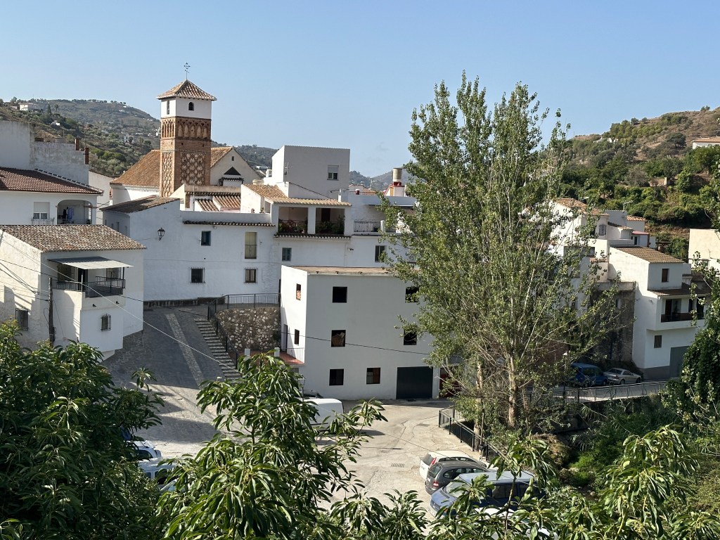 Kerkje en witte huizen van Archez. 