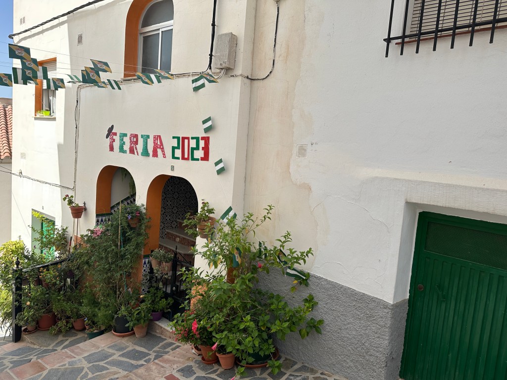 Wit huis met planten en opschrift Feria 2023. 