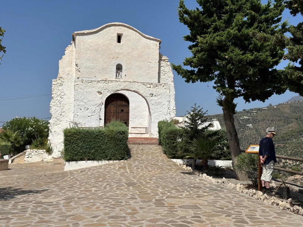 Close-up van wit kerkje op berghelling. 