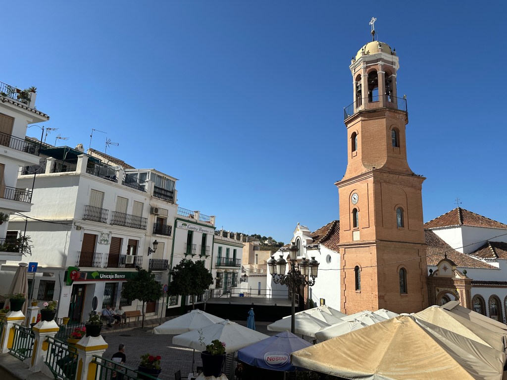 Plaza de la Almijara: bakstenen kerktoren rechts. 