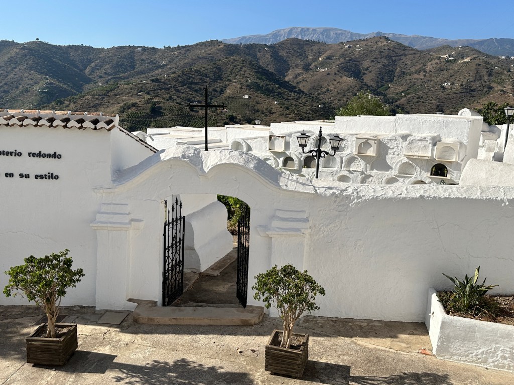 Sayalonga cementerio: witte kerkhof-muur en witte graven. 