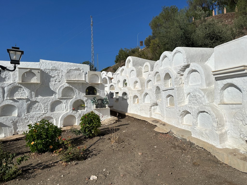 Sayalonga cementerio: witte graven over drie verdiepingen. 