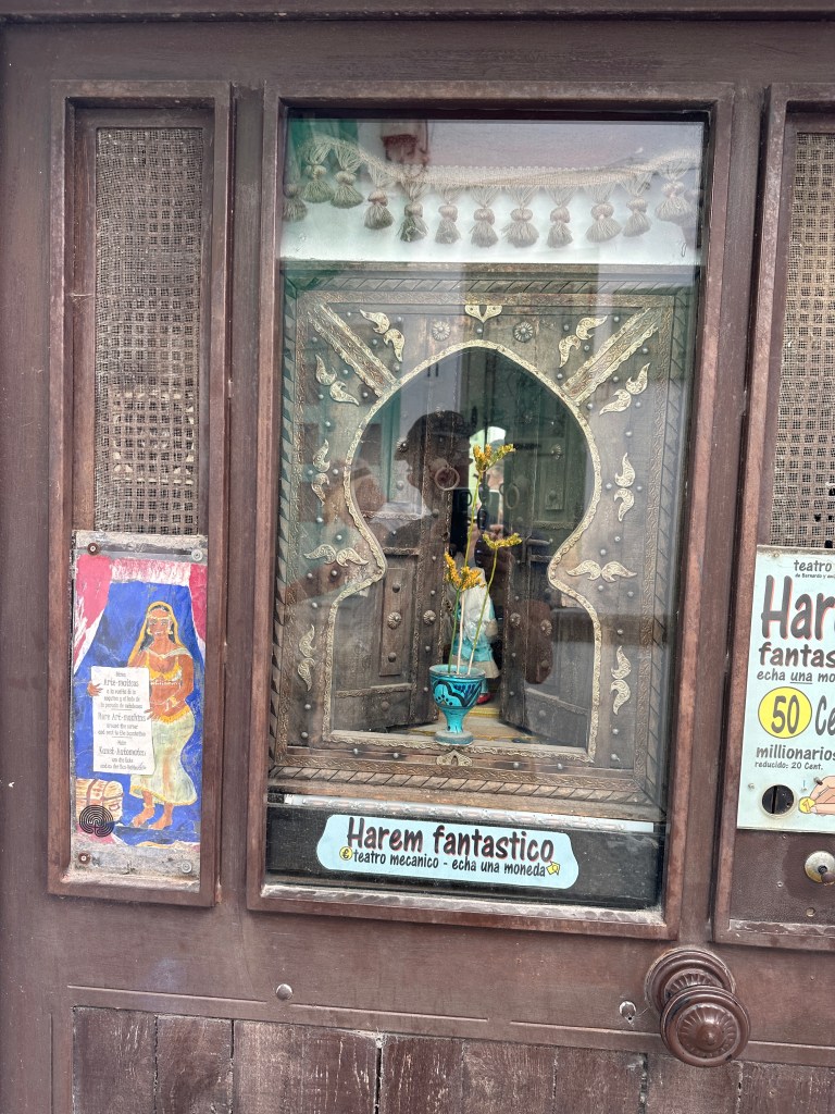 Oosters andoend uitstalraampje over een “Harem fantastico”. 