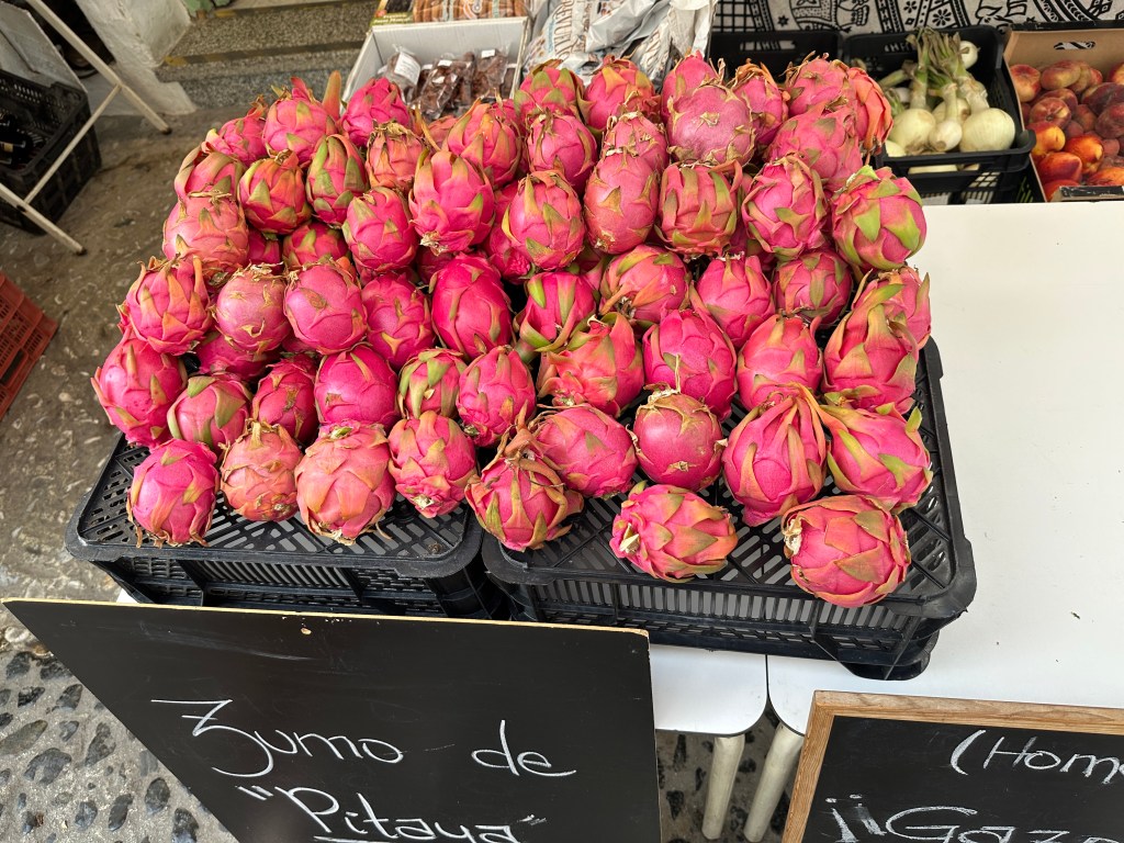 Rozerode cactusvijgen, uitgestald. 