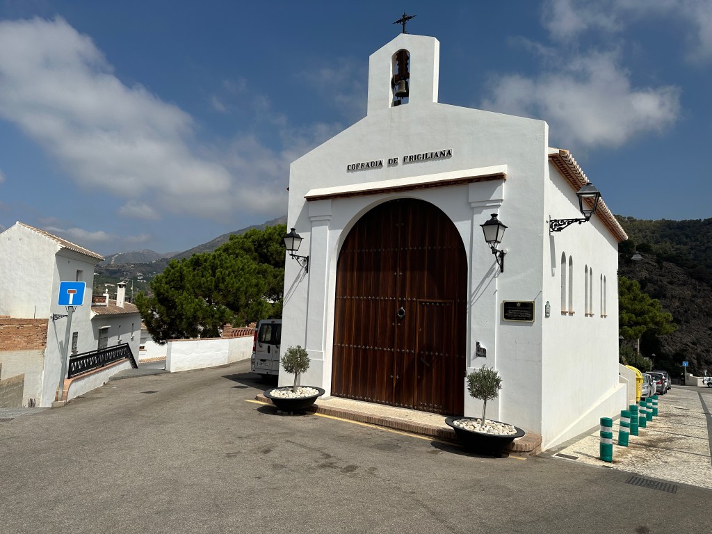 Wit kapelletje met klokkentorentje in Frigiliana. 