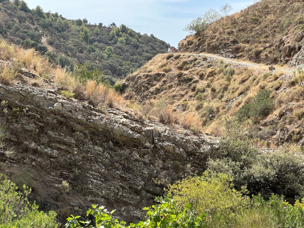Droge vallei van Sedella met slingerende bergweg. 