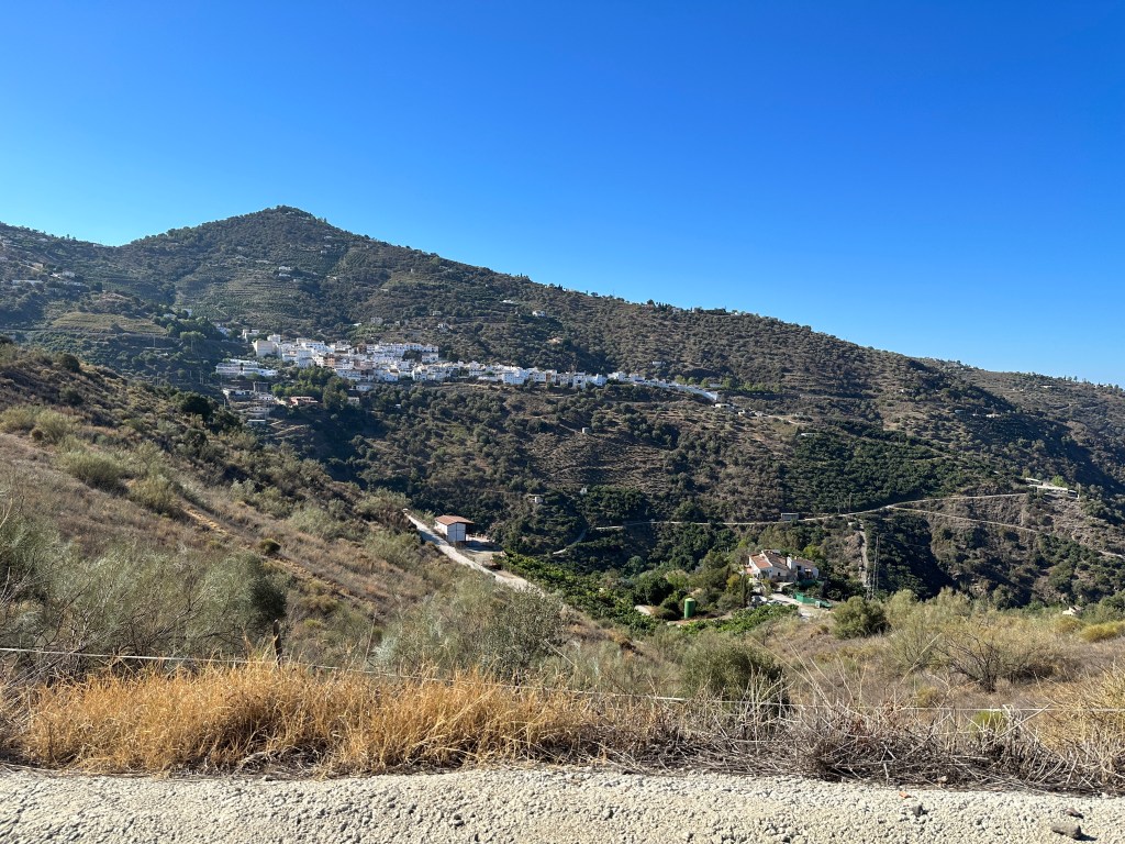 Berghelling met halverwege het dorpje Sayalonga.
