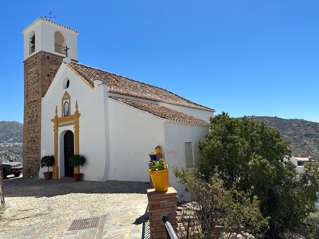 Corumbela: wit kerkje met kleine stenen kerktoren. 