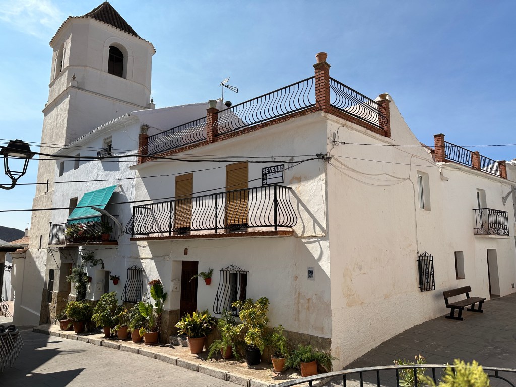 Iglesia Nuestra Señora del Rosario​, Canillas de Aceituno: klein wit kerkje met wit huis ernaast. 
