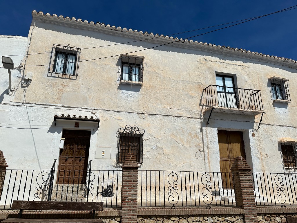 Statig wit huis met balkonnetje in Canillas de Aceituno. 