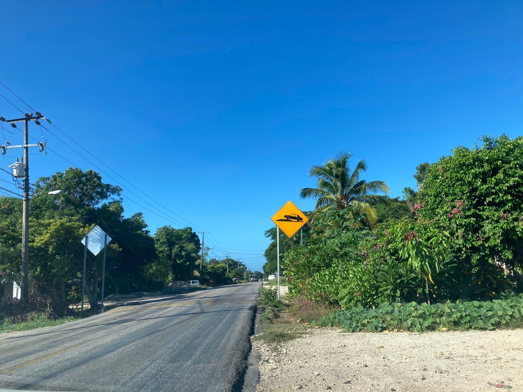 Weg met een “Tope-verkeersbord”. 