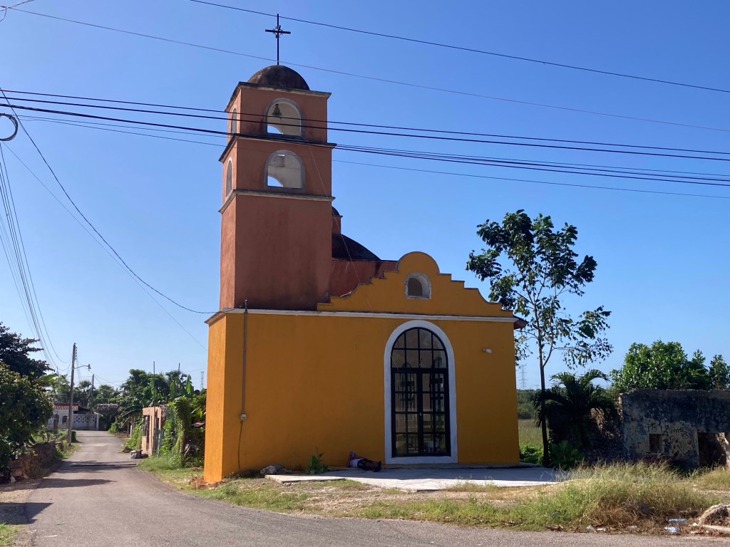 Okergeel, alleenstaand kerkje langs de route 180 naar Espita. 