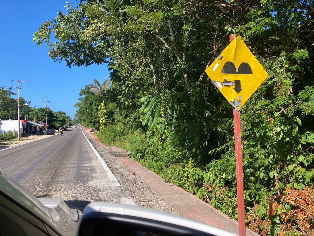 Weg met verkeersbord voor dubbele Tope. 