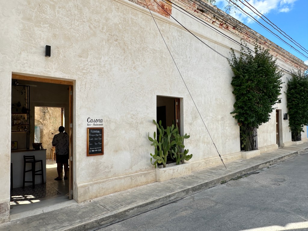 Langwerpig wit gebouw met een paar vensters: Casona los Cedros. 