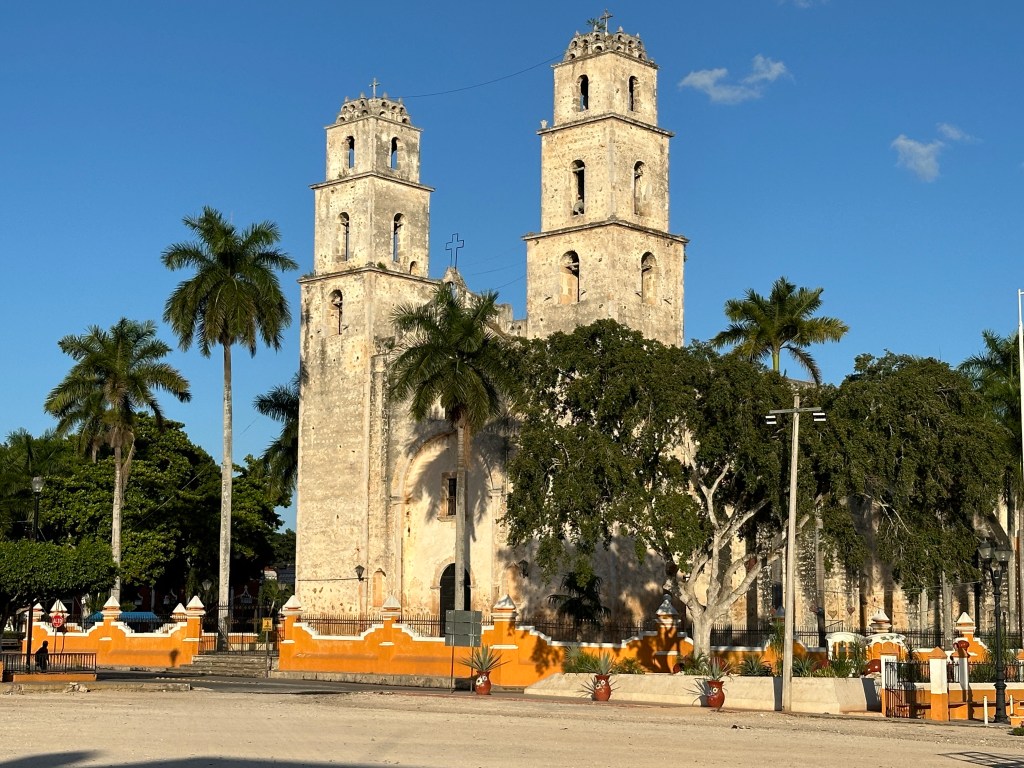 Kerk van Espita: twee vierkante hoektorens. 