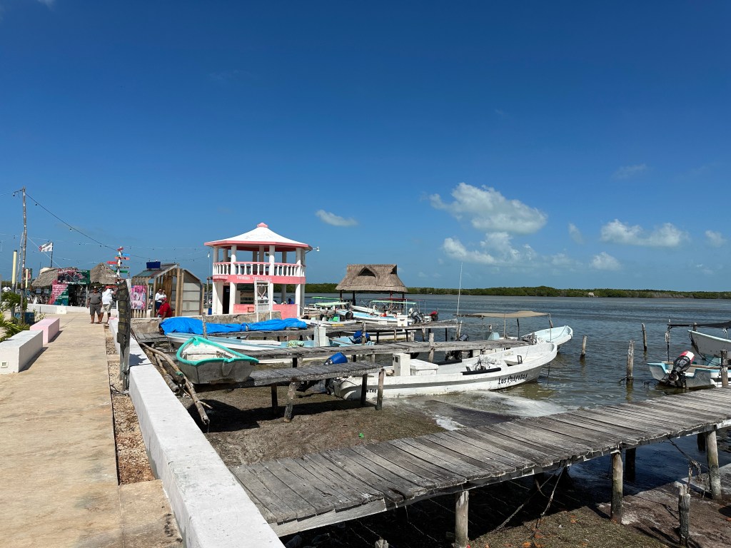 Houten aanlegsteigertjes in de haven van Rio Lagartos. 
