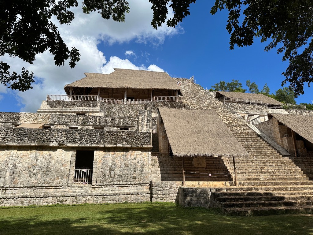 Trap en gebouwen van de ek’Balam piramide