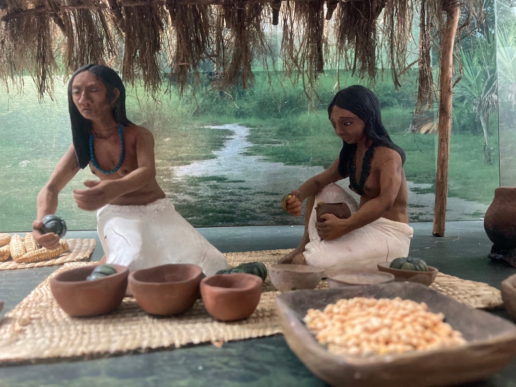 Twee bruine vrouwelijke Maya kleifiguurtjes.