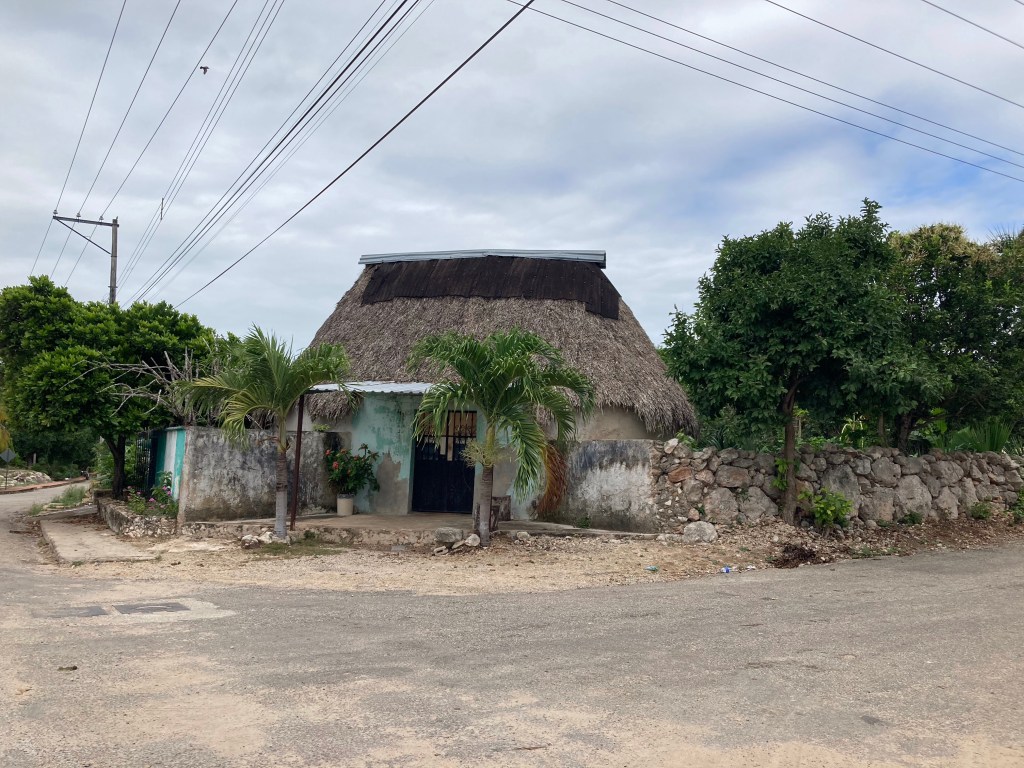 Ovalen huis met rieten dak in Yucatán. 