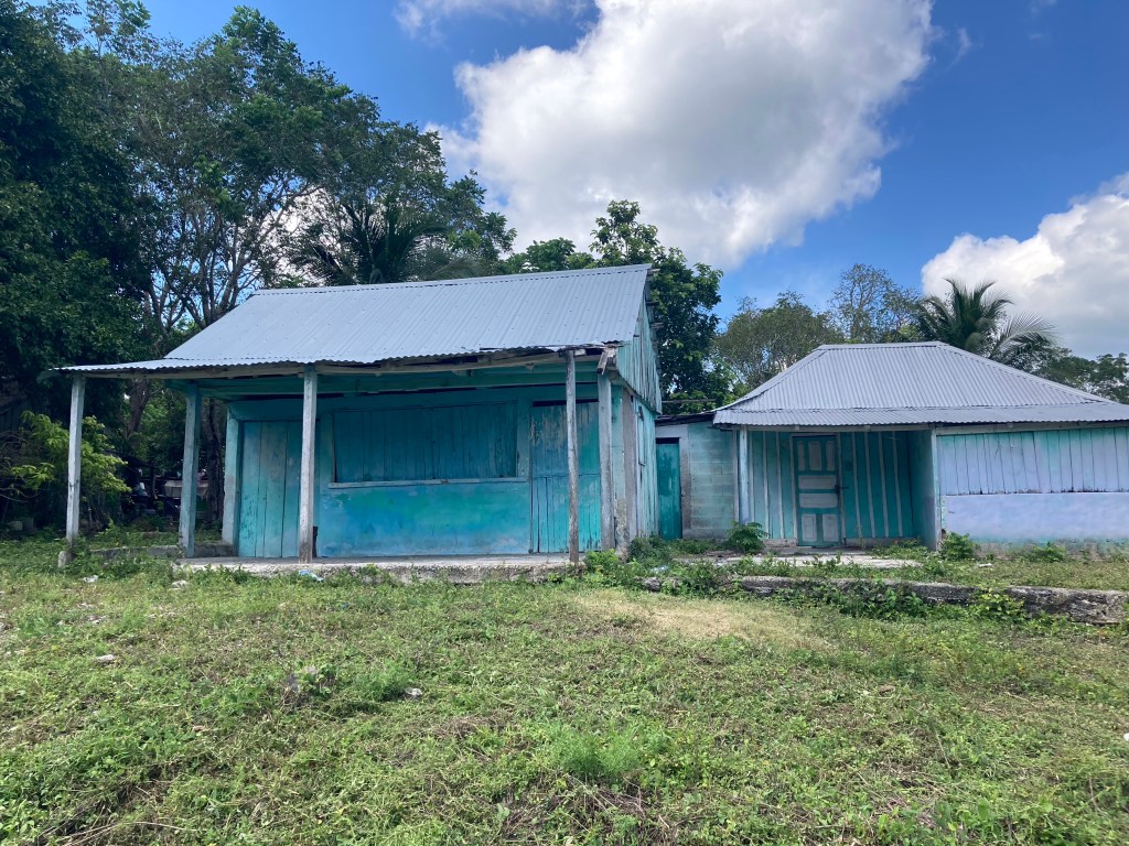 Felblauw houten huis in Yucatán